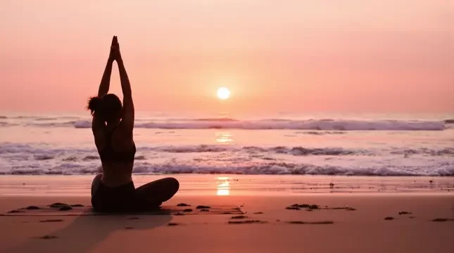 海边日出的清晨瑜伽